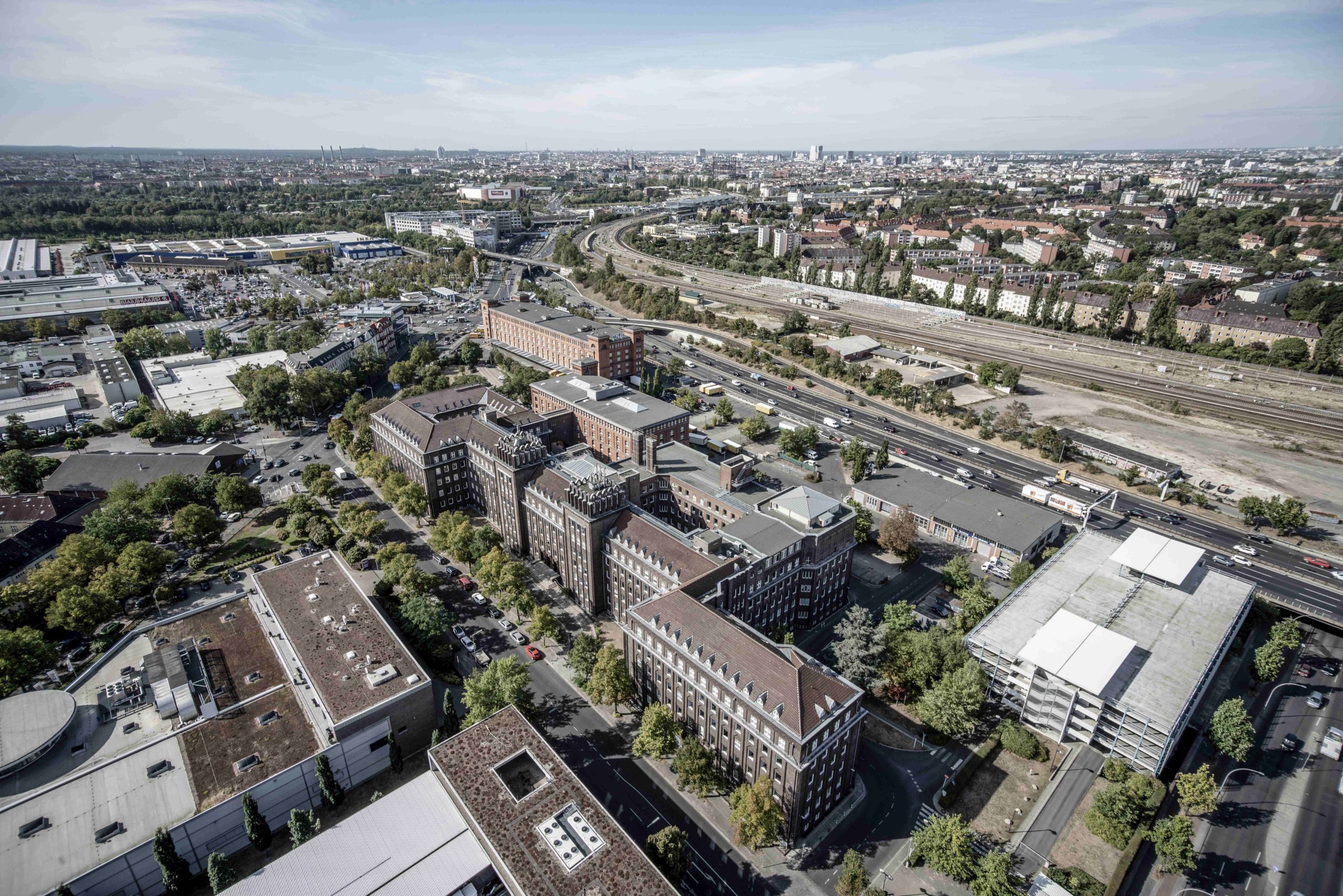 REinvest Asset Management S.A. kauft neuen Sitz des LKA Berlin von Paribus